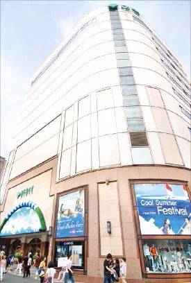 대구 동성로에 자리잡은 대구백화점 본점 건물.