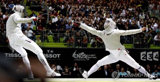 마스크를 쓴 펜싱 선수들이 경기를 하는 모습. 사진은 2010년 11월 그랑팔레에서 열린 세계선수권대회. [연합뉴스 자료사진]