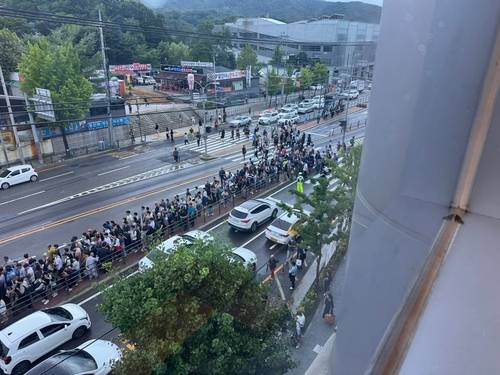 폭우로 운행이 중단되자 인파가 몰린 도봉산역 인근. [사진 제공=매경 독자]