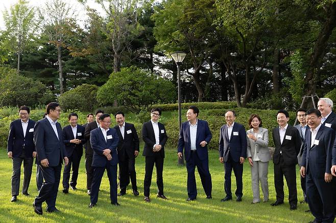 윤석열 대통령이 24일 오후 서울 용산 대통령실 청사에서 한동훈 신임 국민의힘 대표 등과 만찬 회동을 하기에 앞서 경내에서 환담을 나누고 있다. 왼쪽 여덟째부터 한 대표, 윤 대통령, 추경호 원내대표, 나경원·원희룡·윤상현 의원.  대통령실