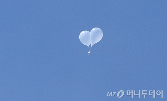 24일 오전 서울 용산 대통령실 인근 상공에 북한이 날려 보낸 쓰레기풍선이 낙하하고 있다. / 사진=뉴시스