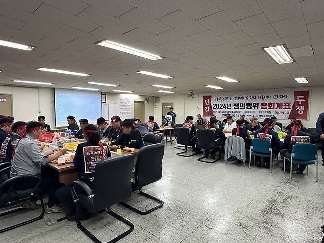 [울산=뉴시스] HD현대중공업 노동조합이 지난 22일부터 24일까지 조합원 파업 찬반투표를 실시한 가운데 이날 오후 울산 본사 노조 사무실에서 개표작업이 진행되고 있다. (사진=HD현대중공업 노동조합 제공) 2024.07.24. photo@newsis.com  *재판매 및 DB 금지