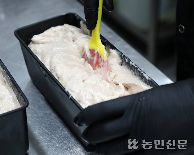 한돈 뒷다리살·지방과 해양심층수를 섞은 반죽을 금속틀에 넣고 오븐에 구우면 ‘울산고기빵’이 만들어진다.