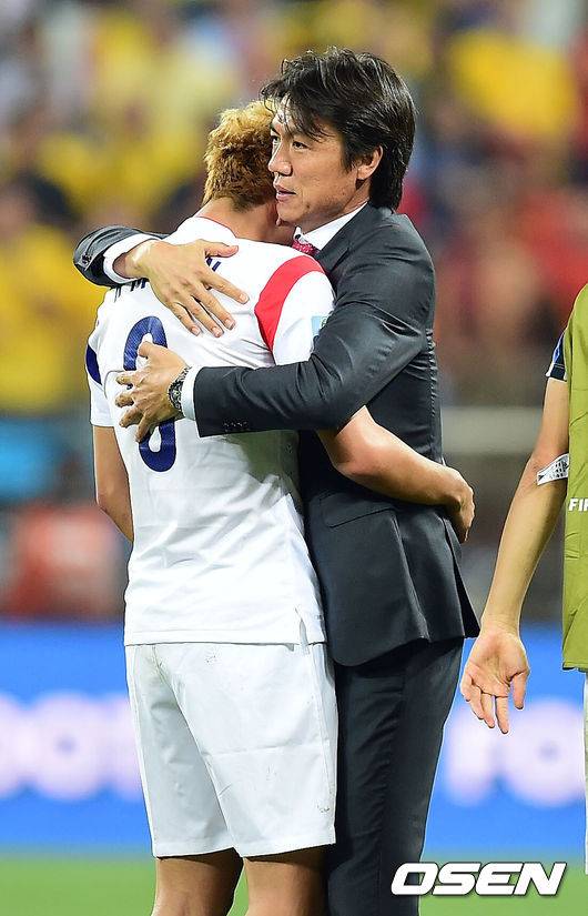 [OSEN=상파울루(브라질), 민경훈 기자] 홍명보호가 결국 16강 진출에 실패했다. 하지만 희망은 보여줬다. 홍명보 감독이 이끄는 축구국가대표팀은 27일 새벽 5시(이하 한국시간) 브라질 상파울루 아레나 데 상파울루 경기장에서 펼쳐진 2014년 브라질 월드컵 H조 예선 마지막 경기서 벨기에에게 0-1로 무릎을 꿇었다. 이로써 한국은 1무 2패의 성적으로 H조 최하위에 머물며 16강 진출이 좌절됐다. 한국이 월드컵에서 단 1승도 못 거두고 16강에서 탈락한 것은 지난 1998년 프랑스월드컵 이후 16년 만이다. 홍명보 감독은 처음으로 박주영과 정성룡을 선발에서 제외하고 김신욱과 김승규를 투입했다. 김신욱의 제공권으로 승부를 보겠다는 계산이었다. 김신욱은 벨기에의 장신들을 상대로 헤딩을 경합하며 선전했다. 김승규 역시 수차례 깔끔한 선방을 해내면서 기대에 부응했다.하지만 한국은 결정력이 부족했다. 11-10으로 싸운 수적우세를 살리지 못했다. 지동원, 이근호, 김보경 등 공격수들을 교체로 투입했음에도 단 한 골도 터지지 않았다. 조별예선 탈락은 분명 실망스러운 결과다. 하지만 월드컵에서 얻은 것이 없는 것은 아니다. 홍명보호는 평균나이 25.9세로 역대 월드컵대표팀 중 가장 나이가 어렸다. 주축선수들이 대부분 20대 중반의 젊은 나이로 경험부족을 드러냈다. 하지만 4년 뒤에는 이 선수들이 경험과 기량에서 다함께 절정기를 맞이하게 된다. 브라질에서 쌓은 소중한 경험이 자양분이 된다는 의미다. 특히 이번에 처음 월드컵을 경험한 손흥민(22, 레버쿠젠)은 알제리전 만회골을 터트리는 등 탁월한 기량을 선보였다. 4년 뒤 손흥민이 전성기가 되는 것을 감안할 때 한국은 희망을 가질 수 있다.