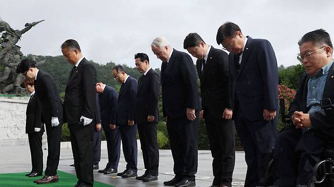 국민의힘 한동훈 대표와 추경호 원내대표 등 신임 지도부가 24일 오전 서울 동작구 국립현충원을 참배하고 있다.