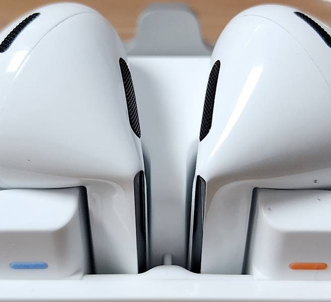 갤럭시 버즈3 프로의 블레이드 라이트 부분이 좌우 높낮이가 다른 모습. 오른쪽 이어버드 블레이드의 라이트가 왼쪽보다 짧은 것을 확인할 수 있다. 이동수 기자