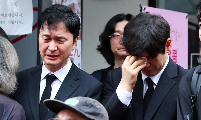 김민기와 인연이 깊은 배우 장현성(왼쪽)과 설경구가 24일 옛 학전 마당에서 고인을 추모하며 눈물을 흘리고 있다. 뉴시스