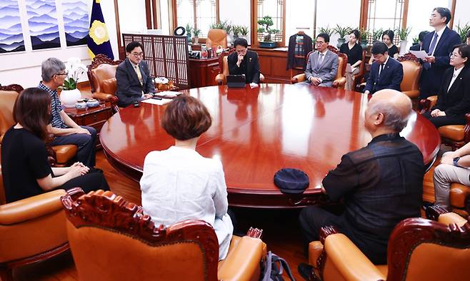 우원식 국회의장이 24일 서울 여의도 국회의장실에서 쿠팡 과로사 피해자 고 정슬기 씨와 고 장덕준 씨의 유족들과 면담하고 있다. 뉴스1
