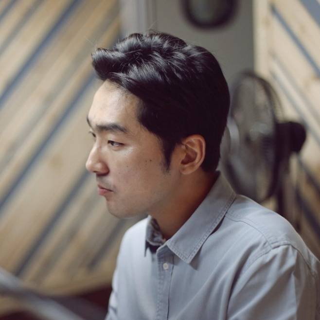 정지돈 작가의 글에는 그의 주변인들이 실명으로 자주 등장한다. 그의 작품은 ‘사실과 허구의 경계를 지우는 글쓰기’ 등의 수식어로 설명되곤 했다. ⓒ연합뉴스 자료사진