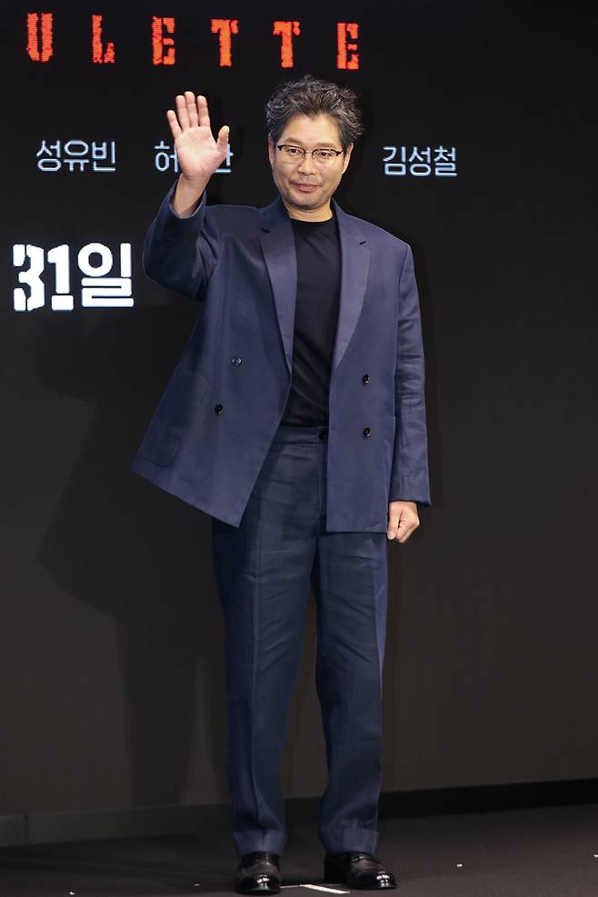 배우 유재명이 24일 서울 여의도 콘래드호텔에서 열린 디즈니+ ‘노웨이 아웃:더 룰렛’ 제작발표회에서 포즈를 취하고 있다. 사진 연합뉴스