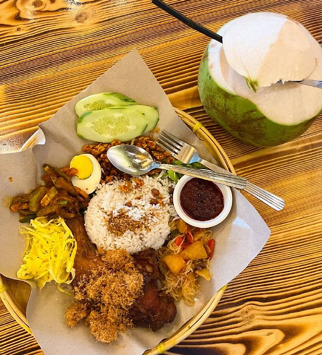 나시르막과 코코넛. 코코넛은 과일째로 주거나 컵에 담아주는데 옵션 선택이 가능하다