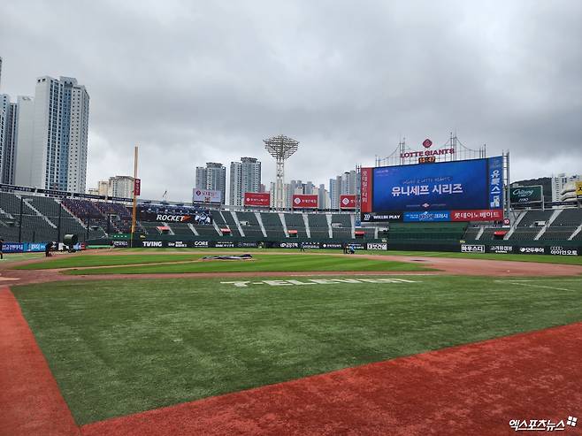 ​​24일 사직구장에서 열릴 예정이던 롯데와 LG의 '2024 신한 SOL Bank KBO 리그' 주중 3연전 두 번째 경기는 그라운드 사정으로 취소됐다. 사직, 박정현 기자