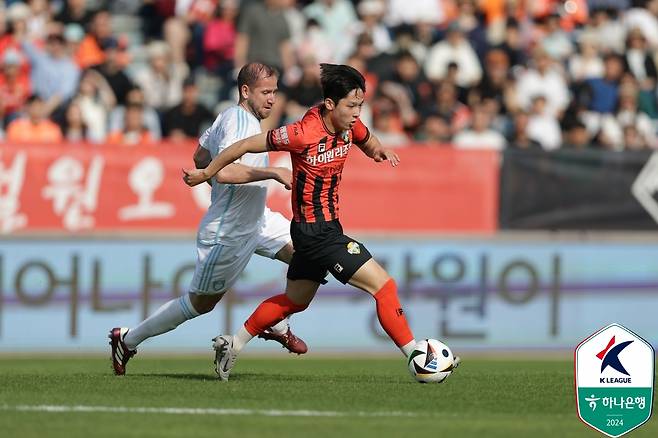 유럽축구 이적시장 전문가 파브리치오 로마노 기자는 24일(한국시간) 자신의 사회관계망서비스(SNS) 계정을 통해 토트넘 홋스퍼가 강원FC의 2006년생 윙어 양민혁과 계약을 체결한다고 보도했다. K리그 최고의 유망주 양민혁은 18세에 불과하지만 국내 최고 선수들이 경쟁하는 K리그1 무대에서 올시즌 24경기 출전해 7골 3도움을 기록하면서 재능을 인정 받았다. 뛰어난 잠재력을 보인 앙민혁은 대한민국 축구대표팀 주장 손흥민이 뛰고 있는 토트넘 입단을 목전에 두면서 프리미어리그 진출을 앞뒀다. 한국프로축구연맹 제공