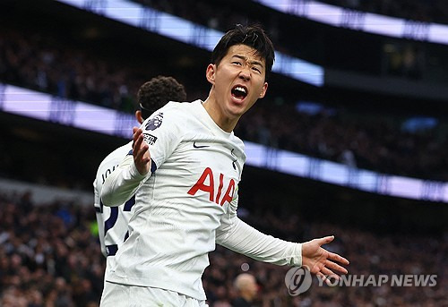 유럽축구 이적시장 전문가 파브리치오 로마노 기자는 24일(한국시간) 자신의 사회관계망서비스(SNS) 계정을 통해 토트넘 홋스퍼가 강원FC의 2006년생 윙어 양민혁과 계약을 체결한다고 보도했다. K리그 최고의 유망주 양민혁은 18세에 불과하지만 국내 최고 선수들이 경쟁하는 K리그1 무대에서 올시즌 24경기 출전해 7골 3도움을 기록하면서 재능을 인정 받았다. 뛰어난 잠재력을 보인 앙민혁은 대한민국 축구대표팀 주장 손흥민이 뛰고 있는 토트넘 입단을 목전에 두면서 프리미어리그 진출을 앞뒀다. 연합뉴스