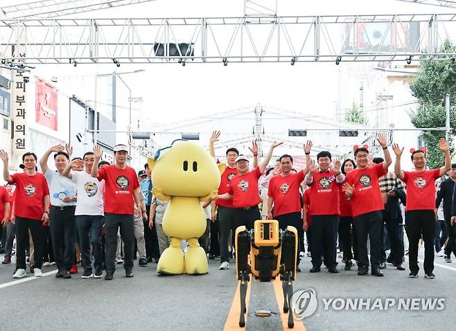 대전 0시 축제장 찾은 이장우 시장 (대전=연합뉴스) 이장우 대전시장이 17일 오후 대전 중구 중앙로 일원에서 열린 0시 축제 폐막을 퍼레이드에 참여해 시민들에게 인사하고 있다. 지난 11일부터 열린 대전 0시 축제는 이날 성황리에 막을 내렸다. 2023.8.17. [대전시청 제공. 재판매 및 DB 금지] coolee@yna.co.kr