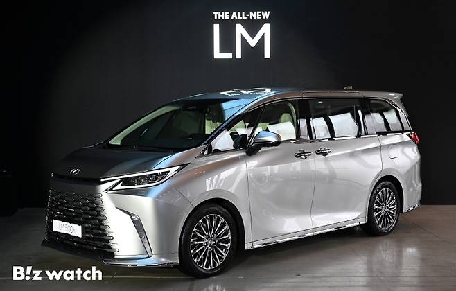 렉서스의 플래그십 MPV차량인 '디 올 뉴 LM 500h' 외관./사진=이명근 기자