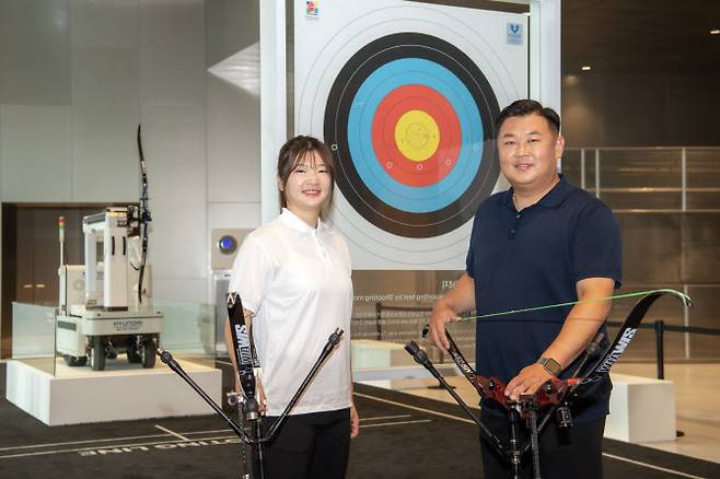 전 양궁 국가대표이자 금메달리스트인 오진혁 선수(오른쪽)와 강채영 선수가 현대 모터스튜디오 고양에서 열리는 현대차그룹 양궁 체험행사에 참여했다. (사진=현대차그룹)