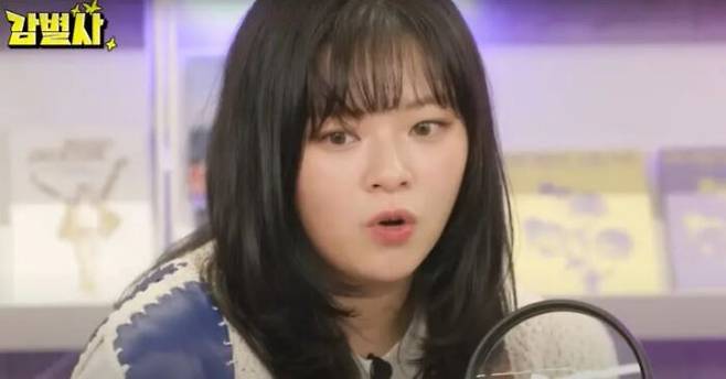 Twice's Jeongyeon has revealed that she has been suffering from Cushing's syndrome due to the side effects of steroid medication. [source=YouTube Channel 'Gambyulsa']