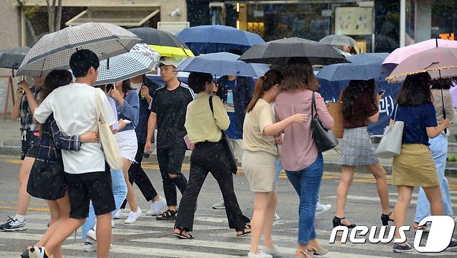 목요일인 25일 충북과 세종은 구름 많고, 낮 12시부터 밤까지 소나기가 내릴 것으로 예보됐다(사진은 기사와 무관함)/뉴스1