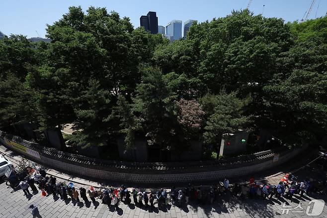 서울 종로구 탑골공원 인근 무료급식소에서 어르신들이 급식을 기다리고 있다. 2024.5.8/뉴스1 ⓒ News1 김민지 기자