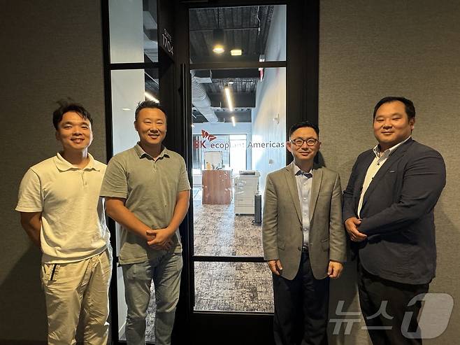 데이비드 김(David Kim) SK 에코플랜트 아메리카스 법인장(왼쪽으로부터 세번째)과 박동현 PM(왼쪽부터), 이성진 PCM, 정희진 CDO. 2024.7.16/뉴스1 ⓒ News1 한지명 기자