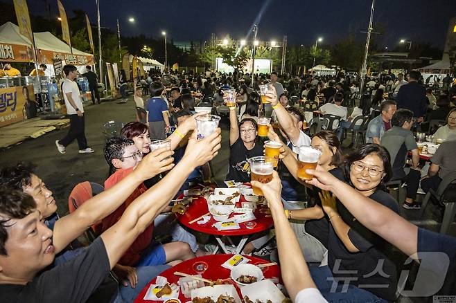 ‘제2회 진장 살얼음 맥주축제’가 8월 2일과 3일 이틀 동안 울산 북구 진장동 홈씨씨 인테리어 주차장에서 열린다. 사진은 작년 행사 모습. (북구청 제공)
