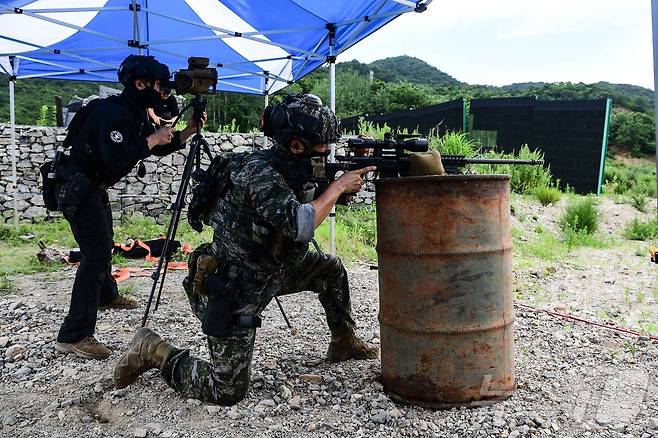 경찰특공대 요원이 25일 포항의 한 훈련장에서 해병대 특수수색대 저격수 보조역할을 수행하고 있다.(해병대 1사단 제공) 2024.7.25/뉴스1