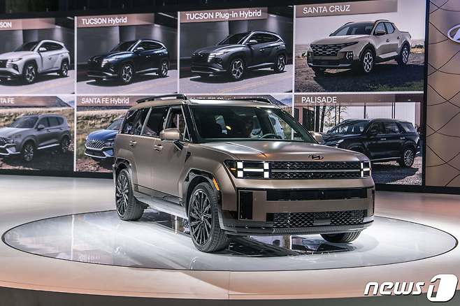 16일(현지시각) 미국 LA 컨벤션 센터에서 열린 '2023 LA 오토쇼(2023 Los Angeles Auto Show)'에 현대자동차의 ‘디 올 뉴 싼타페’가 전시돼 있다. (현대차 제공) 2023.11.17/뉴스1