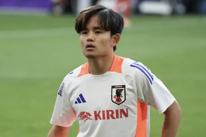 '실체는 없었다. 사실상 일본 선수와 언론이 일부러 만든 루머였다.'

'이강인 라이벌'로 잘 알려진 일본인 미드필더 쿠보 타케후사(23·레알 소시에다드)의 잉글랜드 프리미어리그 리버풀 이적설은 결국 거짓 루머였다. 

실제적으로 양 구단 사이에 논의된 내용은 하나도 없었다. 레알 소시에다드는 쿠보를 이적시킬 계획이 전혀 없었고, 리버풀 구단 역시 쿠보의 영입을 진지하게 논의하지 않았다. 

심지어'리버풀이 이적을 앞둔 모하메드 살라의 대체자로 쿠보를 영입하려 한다'는 내용은 같은 일본인 출신으로 리버풀에서 뛰고 있는 엔도 와타루의 '개인적인 바람'일 뿐이었다. 이런 엔도의 '뇌피셜'을 일본 언론들이 확대 재생산하면서 '쿠보의 리버풀 이적설'이 만들어지게 된 것이었다.

90MIN 기사캡쳐