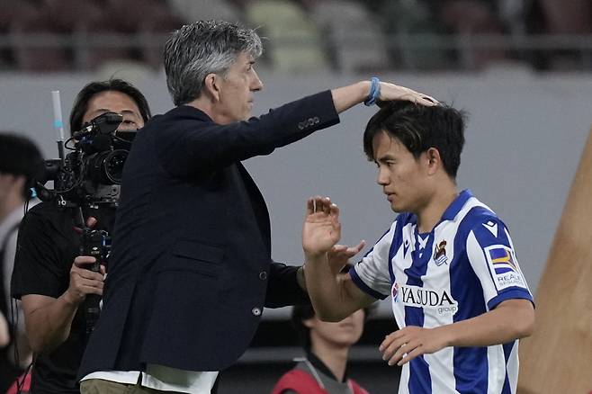 '실체는 없었다. 사실상 일본 선수와 언론이 일부러 만든 루머였다.'

'이강인 라이벌'로 잘 알려진 일본인 미드필더 쿠보 타케후사(23·레알 소시에다드)의 잉글랜드 프리미어리그 리버풀 이적설은 결국 거짓 루머였다. 

실제적으로 양 구단 사이에 논의된 내용은 하나도 없었다. 레알 소시에다드는 쿠보를 이적시킬 계획이 전혀 없었고, 리버풀 구단 역시 쿠보의 영입을 진지하게 논의하지 않았다. 

심지어'리버풀이 이적을 앞둔 모하메드 살라의 대체자로 쿠보를 영입하려 한다'는 내용은 같은 일본인 출신으로 리버풀에서 뛰고 있는 엔도 와타루의 '개인적인 바람'일 뿐이었다. 이런 엔도의 '뇌피셜'을 일본 언론들이 확대 재생산하면서 '쿠보의 리버풀 이적설'이 만들어지게 된 것이었다.

<저작권자(c) 연합뉴스, 무단 전재-재배포, AI 학습 및 활용 금지>