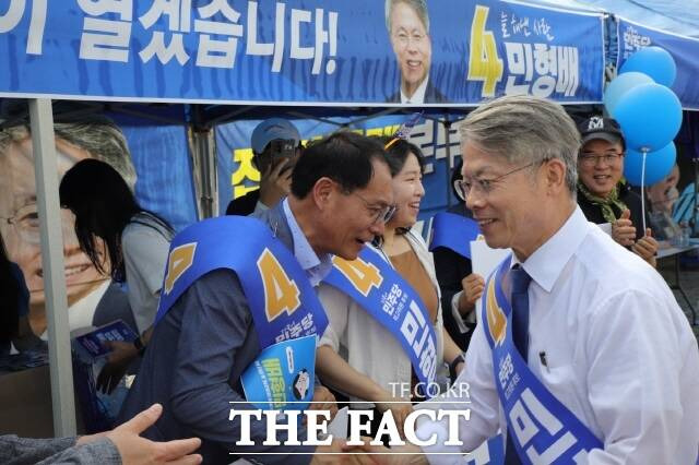 민주당 최고위원 광주전남 유일 후보인 민형배 의원이 경선 초반 밑바닥 지지율로 고전을 면치 못하자 광주전남 의원들이 오는 8월 3일 광주전남 경선에서 압도적 지지를 보내줄 것을 당원들에게 호소하고 있다./더팩트 DB