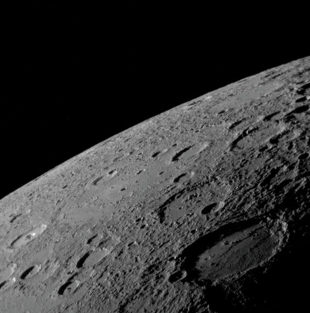 메신저호가 촬영한 수성 지표면의 모습 (출처=NASA/JHUAPL/CIW)