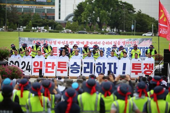 민주노총 경남지역본부 일반노동조합 집회에서 노조 간부들이 임금단체협상 등 노동자 처우 개선을 촉구하며 삭발하고 있다. [사진=이세령 기자]