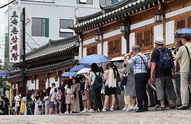 중복 하루 전날인 24일 서울 시내 한 삼계탕집이 입장을 기다리는 시민들로 북적이고 있다./연합뉴스