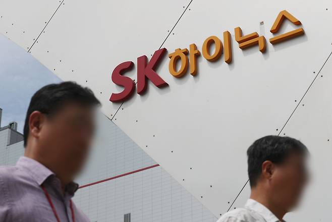 25일 경기 이천시 SK하이닉스 본사 앞에 직원들이 걸어가고 있다. /뉴스1
