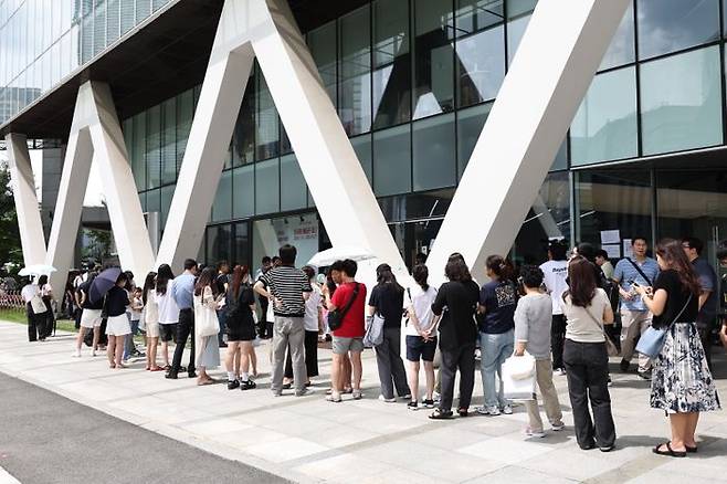 25일 서울 강남구 위메프 본사에 환불을 원하는 고객들이 몰리고 있다.ⓒ뉴시