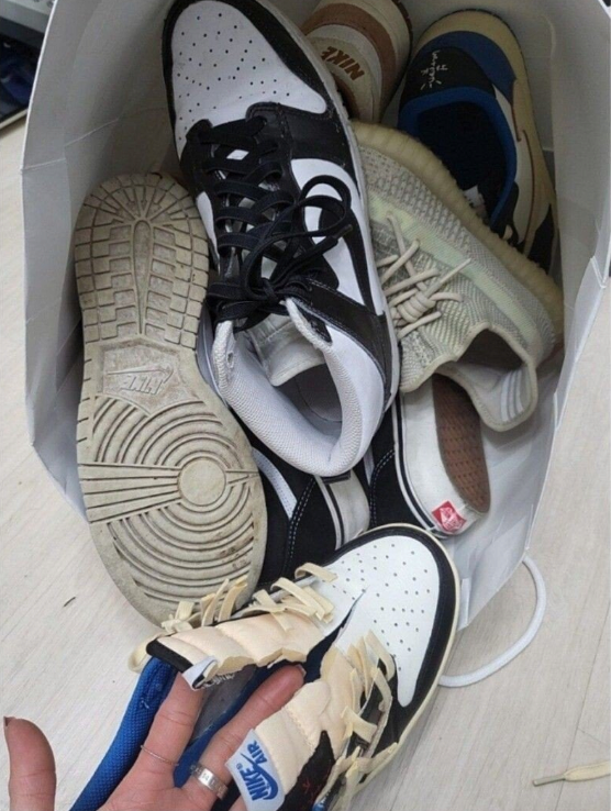 image.png 여친이 화나서 반으로 자른 신발 가격