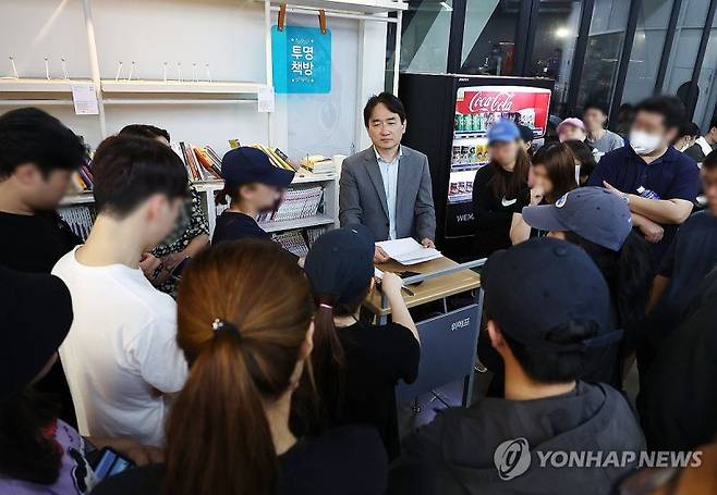 위메프 류화현 대표이사가 25일 새벽 서울 강남구 위메프 본사에서 정산 지연 사태로 상품을 환불받으려는 고객들을 응대하고 있다. 사진=연합뉴스