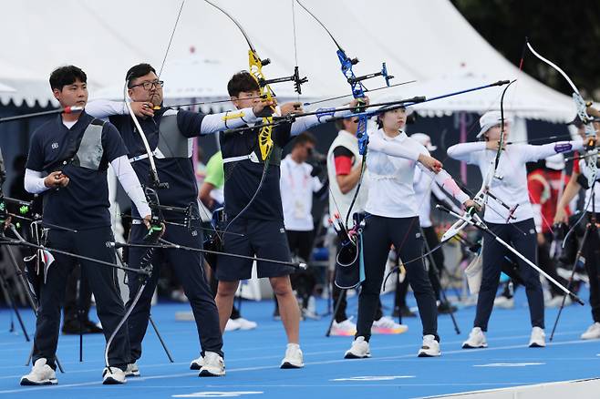 <yonhap photo-0234=""> 파리올림픽 D-2, 훈련 매진하는 양궁 대표팀 (파리=연합뉴스) 임화영 기자 = 2024 파리올림픽에 출전하는 양궁 남자 대표팀이 23일(현지시간) 프랑스 파리 레쟁발리드에 마련된 양궁 랭킹 라운드 경기장에서 훈련하고 있다. 2024.7.24 hwayoung7@yna.co.kr/2024-07-24 00:56:32/ <저작권자 ⓒ 1980-2024 ㈜연합뉴스. 무단 전재 재배포 금지, AI 학습 및 활용 금지></yonhap>