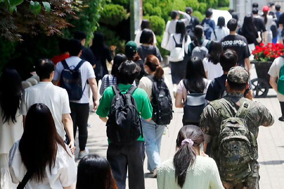 본 기사와 무관한 이미지로 지난 2022년 6월 12일 서울 용산구 한 고등학교에서 토익 시험 응시생들이 시험을 마치고 귀가하고 있다. [사진=뉴시스]