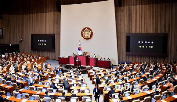 최형두 국민의힘 의원이 25일 오후 서울 여의도 국회에서 열린  본회의에서 방송통신위원회의 설치 및 운영에 관한 법률 일부개정법률안에 반대하는 무제한 토론을 하고 있다.  [사진=곽영래 기자]