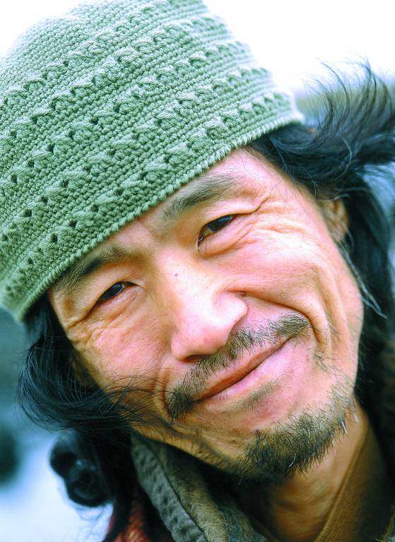 사진작가 김영갑. 근육이 마르는 병에 걸려 웃는 표정 짓는 것도 애를 먹었다. 겨우 웃는지 우는지 모를 표정을 지었을 때 카메라 셔터를 눌렀다. 권혁재 사진전문기자