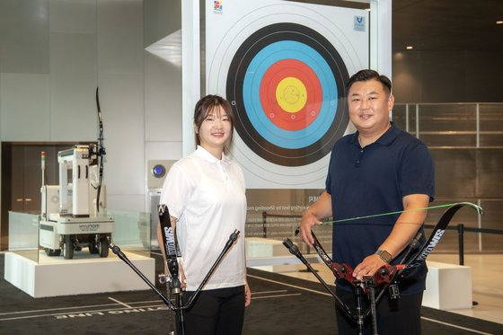 25일 현대차그룹 양궁 체험행사 ‘모빌리티 기술과 양궁의 만남’에 참여한 전 양궁 국가대표 강채영 선수(왼쪽), 오진혁 선수. 사진 현대차그룹.