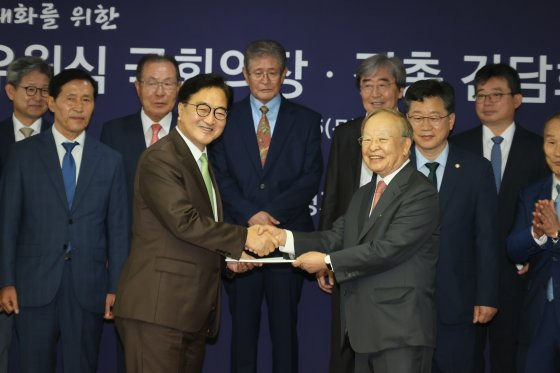 우원식 국회의장과 손경식 한국경영자총협회 회장이 25일 서울 마포구 경총회관에서 열린 국회의장·경총 회장단 간담회에서 기념촬영을 하고 있다. 연합뉴스