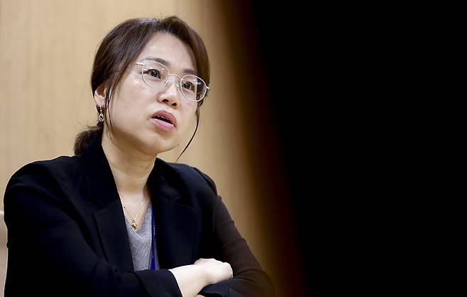 허민숙 국회입법조사처 연구관이 지난 18일 국회에서 경향신문과 인터뷰하고 있다. 그는 교제폭력이 현행법상 처벌이 어려운 만큼 “하나의 법제 아래 여성폭력을 포괄적으로 정의해서 통합적으로 다룰 수 있도록 법을 개정해야 한다”고 밝혔다. 문재원 기자