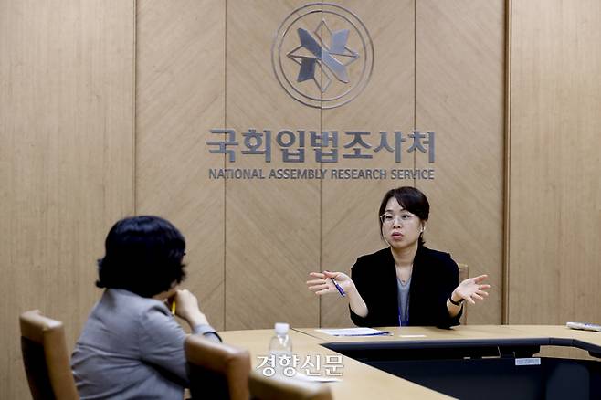 허민숙 국회입법조사처 입법조사관이 18일 국회입법조사처에서 경향신문과 교제폭력 관련 인터뷰를 하고 있다. 문재원 기자