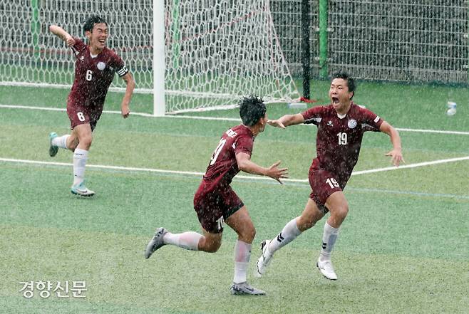 우리가 해냈어 강원 상지대관령고 김수영(오른쪽)이 지난 24일 제천축구센터에서 열린 제57회 대통령금배 고교축구대회 인천 강화스포츠클럽U18과의 16강 진출 결정전 경기에서 골을 넣은 뒤 환호하고 있다. 제천 | 서성일 선임기자 centing@kyunghyang.com