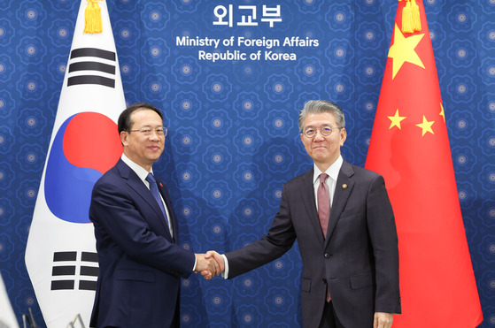 Kirea's First Vice Foreign Minister Kim Hong-kyun,right, and China's Executive Vice Minister of Foreign Affairs Ma Zhaoxu pose for a photo during a meeting at the foreign ministry building in Seoul on Wednesday. [NEWS1]