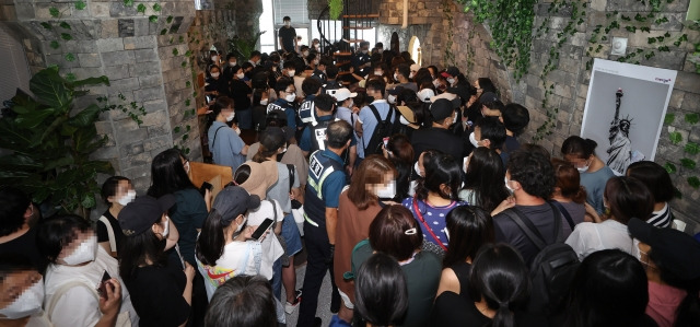 머지포인트 본사에 환불을 요구하기 위해 방문한 가입자들. 연합뉴스
