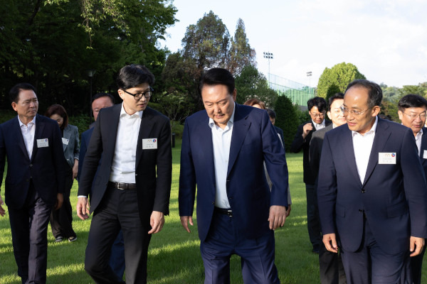 윤석열 대통령이 24일 오후 서울 용산 대통령실 청사에서 한동훈 신임 국민의힘 대표 및 추경호 원내대표를 비롯한 신임 지도부와 만찬회동을 하기위해 이동하고 있다. 대통령실 제공